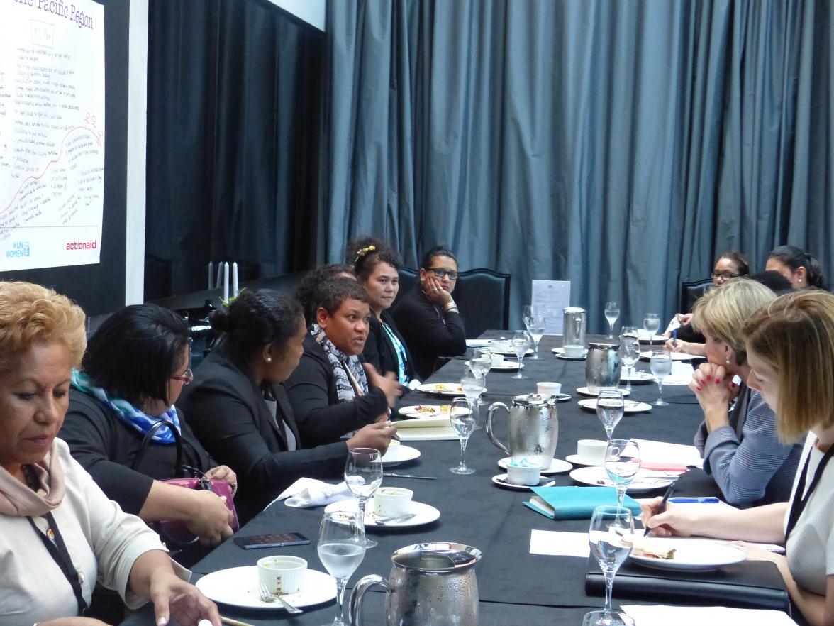 Australia's Foreign Minister Julie Bishop in discussion at the Women's Leadership in Humanitarian Disasters Roundtable in Auckland. 30 June 2015.