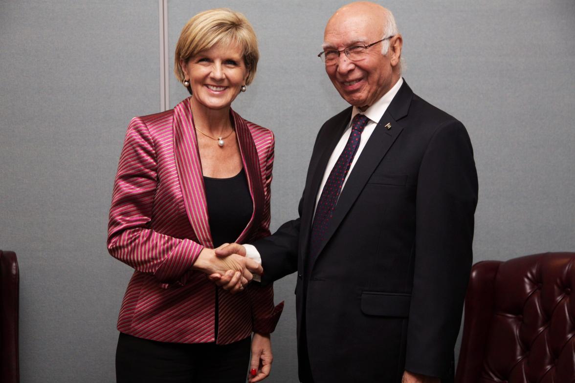 Foreign Minister Julie Bishop meets with  Mr Sartaj Aziz, Advisor to the Pakistan PM on National Security and Foreign Affairs, at the United Nations in New York, on 22 September 2014. (Trevor Collens/DFAT).