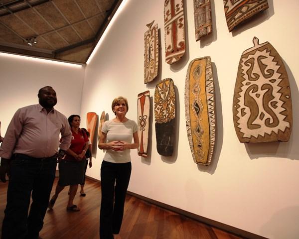 Foreign Minister Bishop visits the Built on Culture exhibition in Port Moresby.