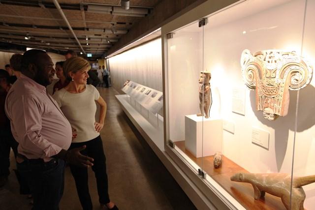 Foreign Minister Bishop visits the Built on Culture exhibition in Port Moresby.