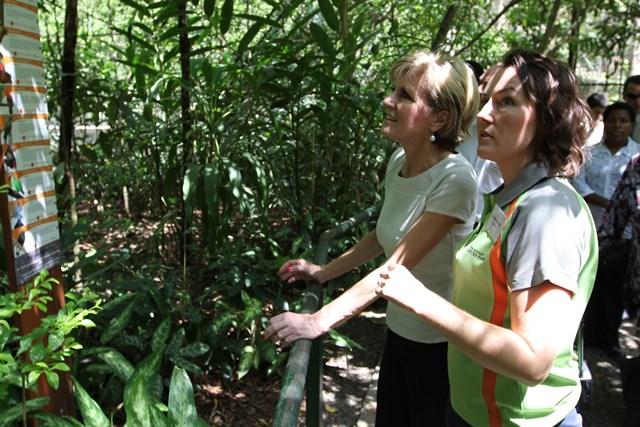 Foreign Minister Bishop at the Port Moresby Nature Park.