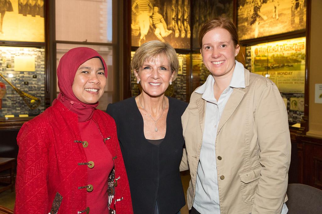 Foreign Minister Julie Bishop with Indonesian PhD student Wahida and New Colombo Plan mobility grant scholar Lauren Pfitzner, both studying at University of Adelaide.