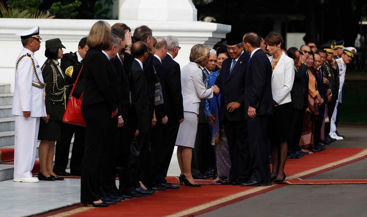 Indonesia President Susilo Bambang Yudhoyono shake hands with Foreign Minister Julie Bishop. 30 September 2013.