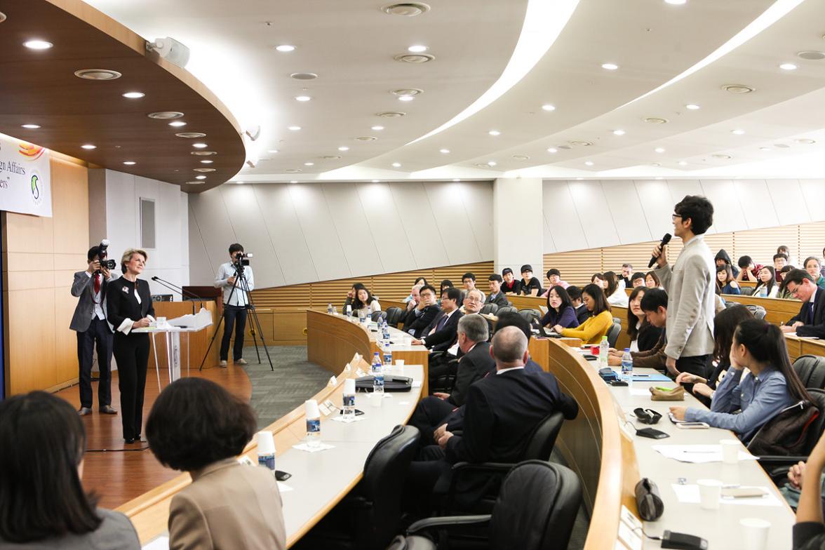 Foreign Minister Bishop giving a lecture at Sungkyunkwan University. 18 October 2013.