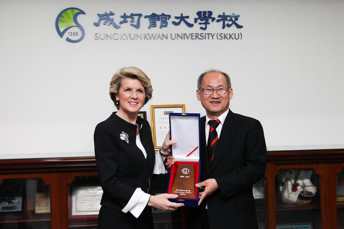 Foreign Minister Bishop with Sungkyunkwan University acting President, Prof Chung Kyu-sang. 18 October 2013.