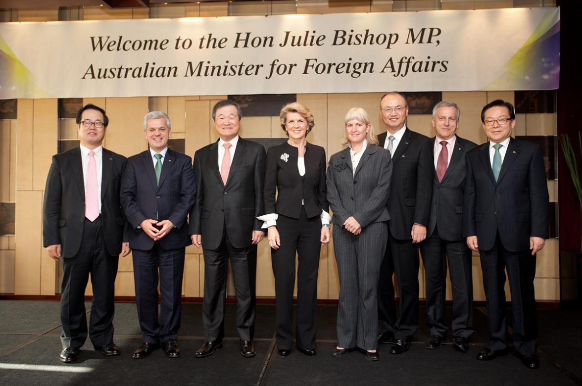 From left: Kang Hyung-Kyu (Executive Vice President, Samsung C&T), Sergio Rocha (President & CEO, GM Korea), Koh Jung-Sik (President & CEO, KORES), The Hon Julie Bishop MP, Diana Underwood (Co-Vice Chair, AustCham/ President, WorkWell Ergonomic Consulting