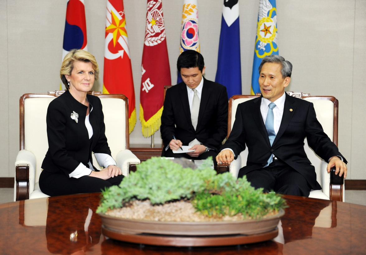 Foreign Minister Julie Bishop with ROK Minister for Defence Kim Kwan-jin. 18 October 2013.