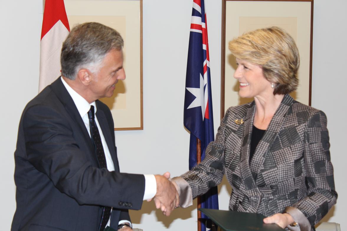 Foreign Minister Julie Bishop and Swiss Foreign Minister Didier Burkhalter sign an Memorandum of Understanding in Canberra.

28 October 2013