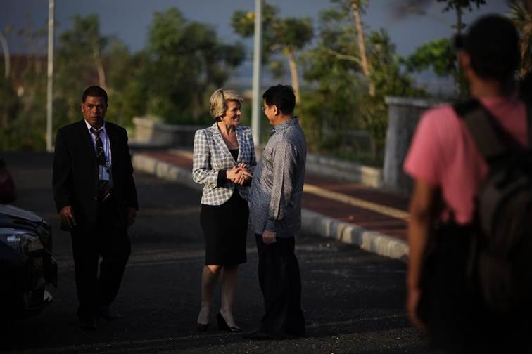 Australian Foreign Minister Julie Bishop is greeted by former Indonesian Foreign Minister Hassan Wirajuda at the Institute for Peace and Democracy in Bali, Indonesia on the afternoon of 6 November 2013. Pic: Josh Estey/DFA