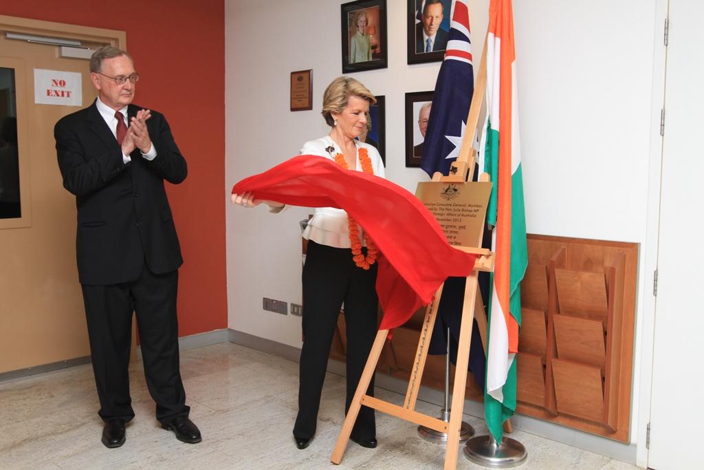 Foreign Minister Julie Bishop unveiling the plaque at the Australian Consulate General in Mumbai. 16 November 2013