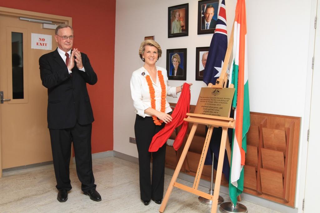 Foreign Minister Julie Bishop unveiling the plaque. 16 November 2013