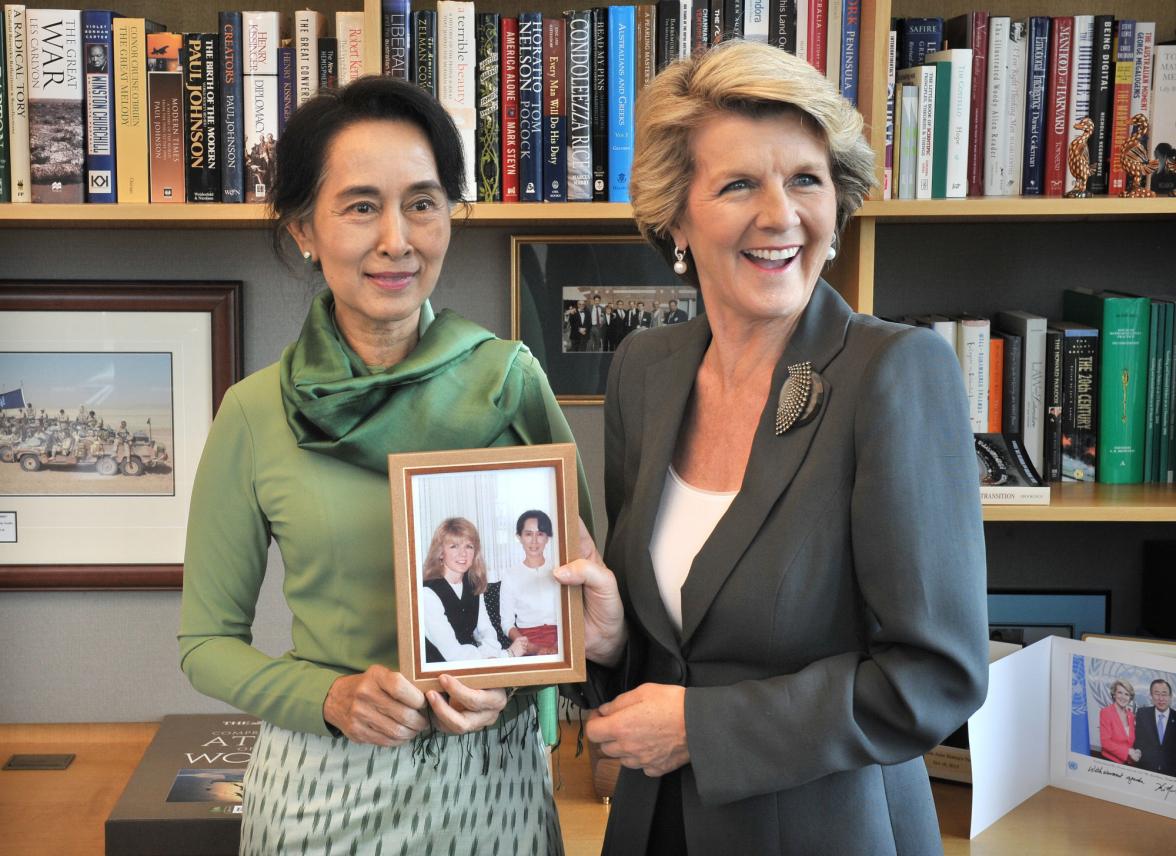 Foreign Minister Julie Bishop presents Daw Aung San Suu Kyi with a photograph of their meeting in 1995. 28 November 2013