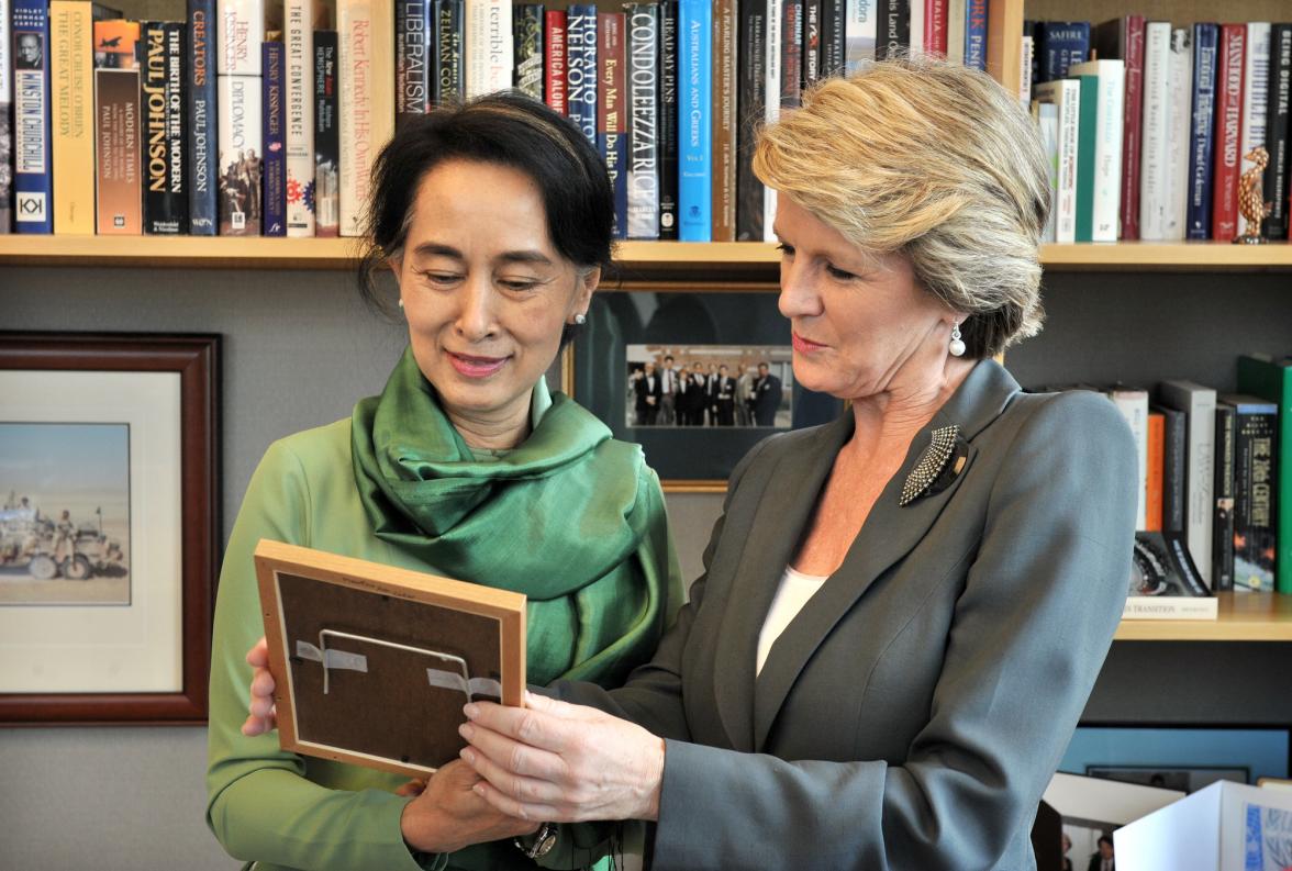 Foreign Minister Julie Bishop presents Daw Aung San Suu Kyi with a photograph of their meeting in 1995. 28 November 2013