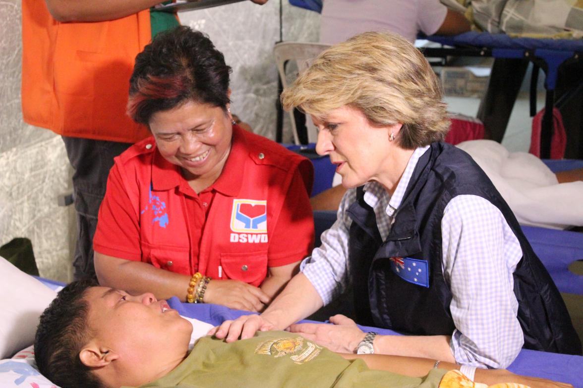 Foreign Minister Julie Bishop visits the field hospital in Tacloban. 8 December 2013