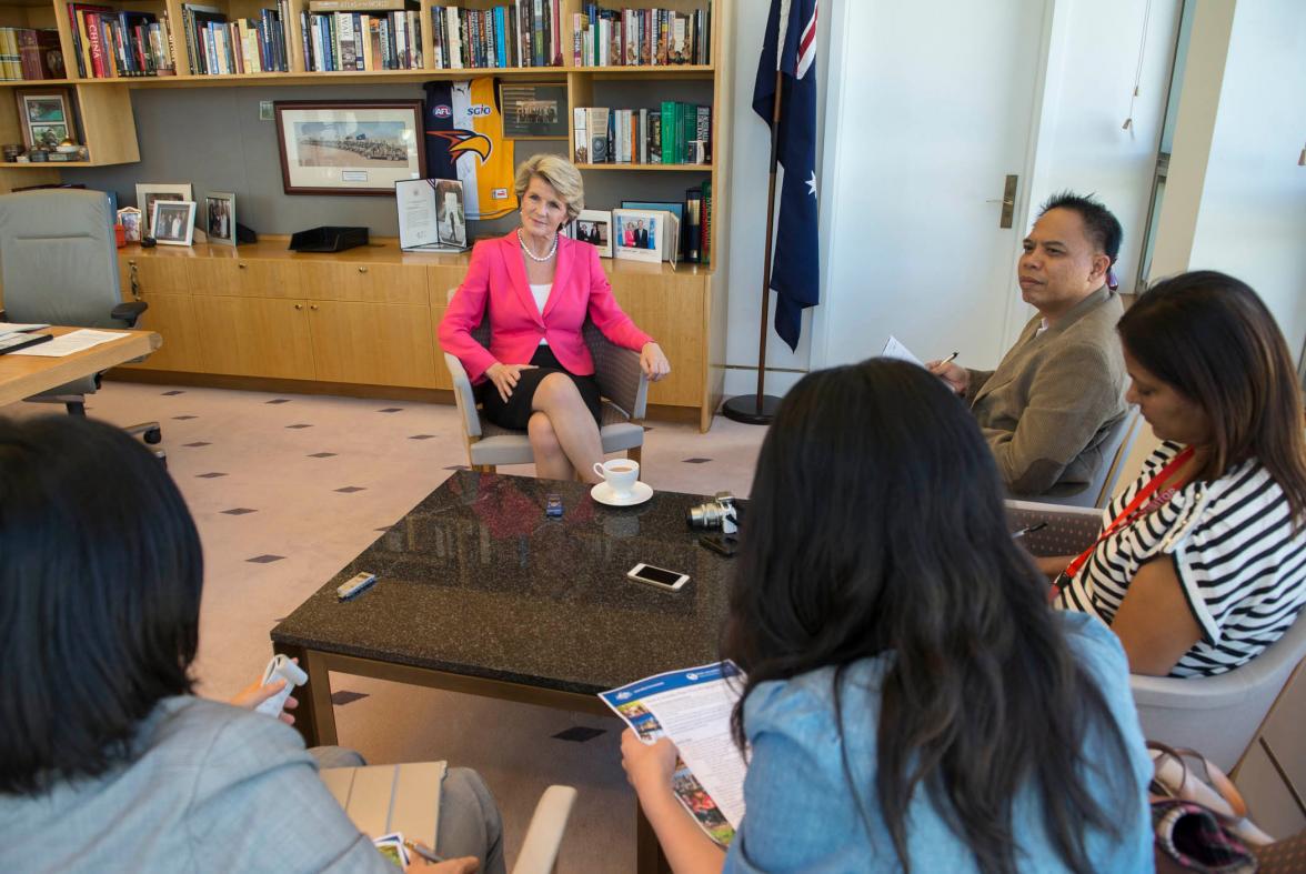 Foreign Minister Julie Bishop meets with journalists from New Colombo Plan pilot locations. 10 December 2013.