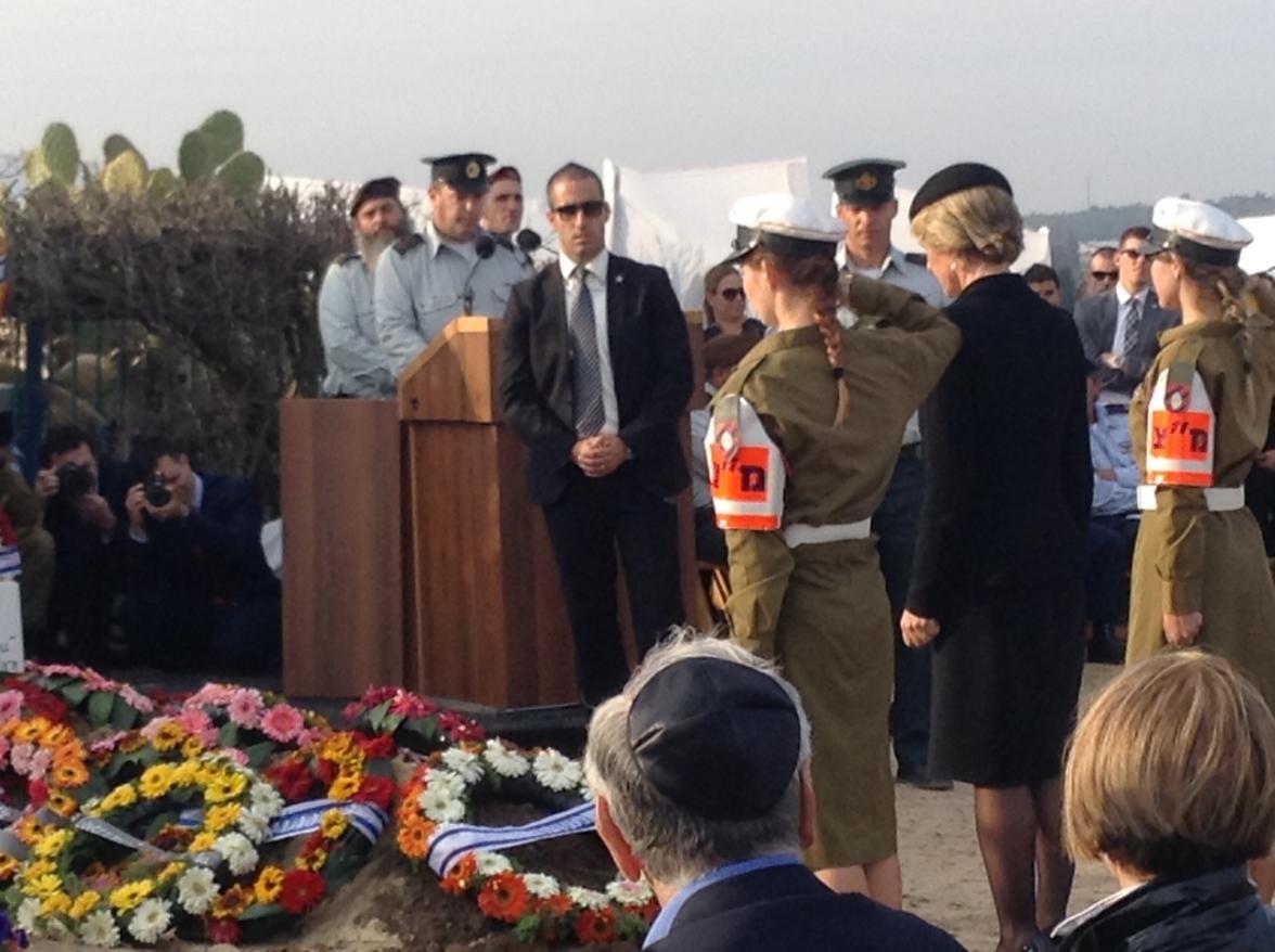 Foreign Minister Julie Bishop lays a wreath at the funeral of Ariel Sharon. 13 January 2014