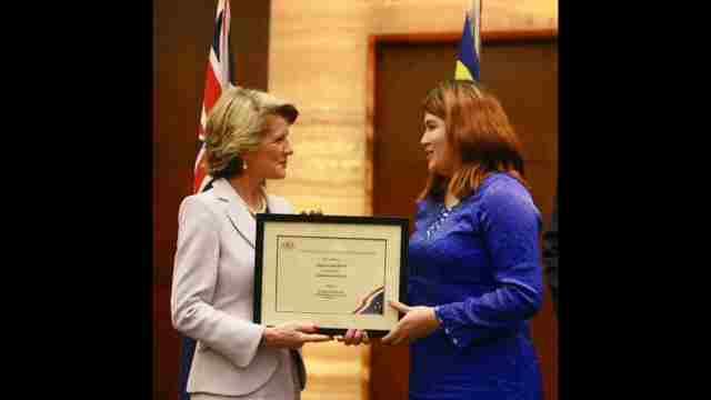 Foreign Minister Bishop presenting an Undergraduate Award for the Australia-Malaysia 'Towards 2020' Scholarship to Mrs Nastassia binti Affendi.