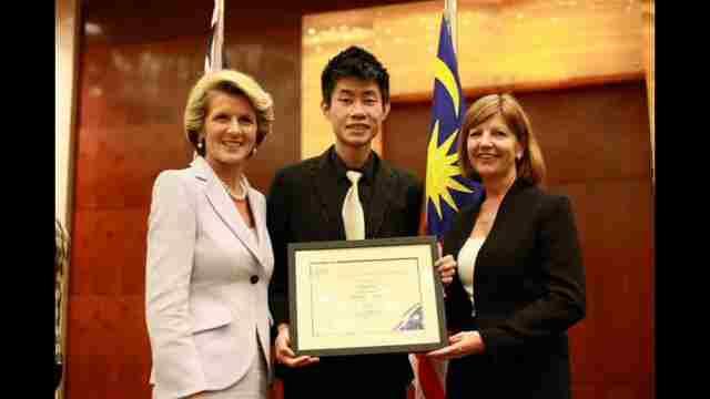 Foreign Minister Bishop presenting an Undergraduate Award for the Australia-Malaysia 'Towards 2020' Scholarship to Mr Lee Siang Hin (centre), accompanied by Professor Helen Bartlett (right), Pro Vice-Chancellor of Monash University Sunway Campus (Malaysia