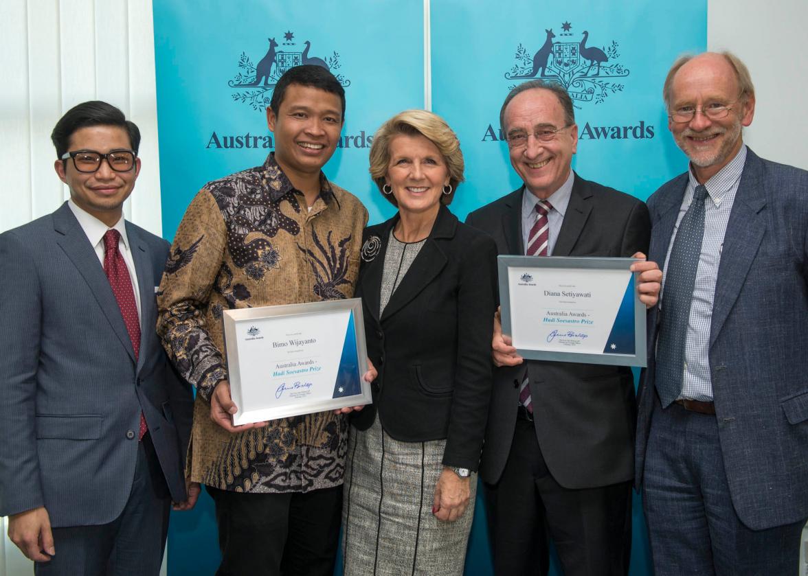 Foreign Minister Bishop presents the inaugural Australia Awards Hadi Soesastro Prize to Bimo Wijayanto, PHD candidate at the University of Canberra (left) and Associate Professor Harry Minas (right) who accepted the award on behalf of Diana Setiyawati, PH