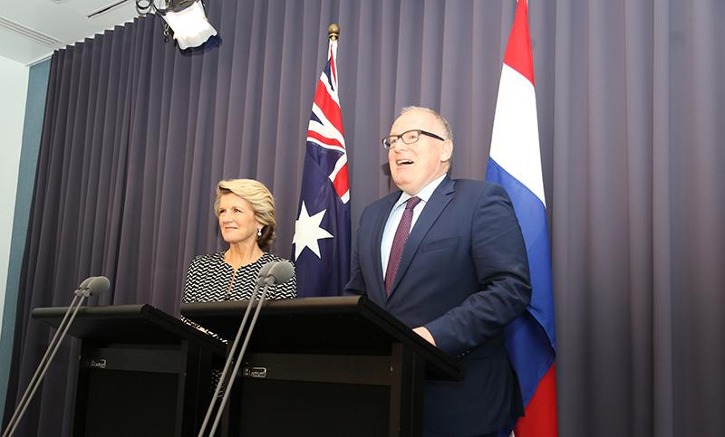 Foreign Minister Bishop and Netherlands Foreign Minister Timmermans exchange the newly signed Declaration of Intent. 27 February 2014.