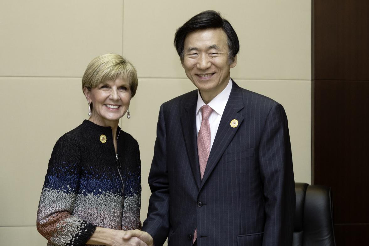 Australian Foreign Minister Julie Bishop meets HE Mr Yun Byung-se, Minister of Foreign Affairs of the Republic of Korea, ahead of the 6th East Asia Summit Foreign Ministers’ Meeting in Vientiane, Laos. 25 July 2016. Photo credit: DFAT/Bart Verweij