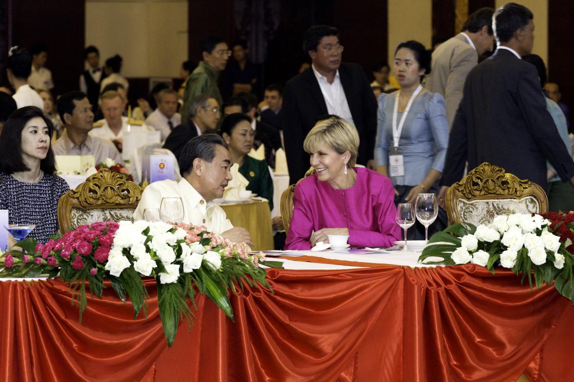 Foreign Minister Julie Bishop meets Chinese Foreign Minister HE Mr Wang Yi at the ASEAN 2016 Foreign Minister’s Gala Dinner in Vientiane, Laos. 25 July 2016. Photo credit: DFAT/Bart Verweij