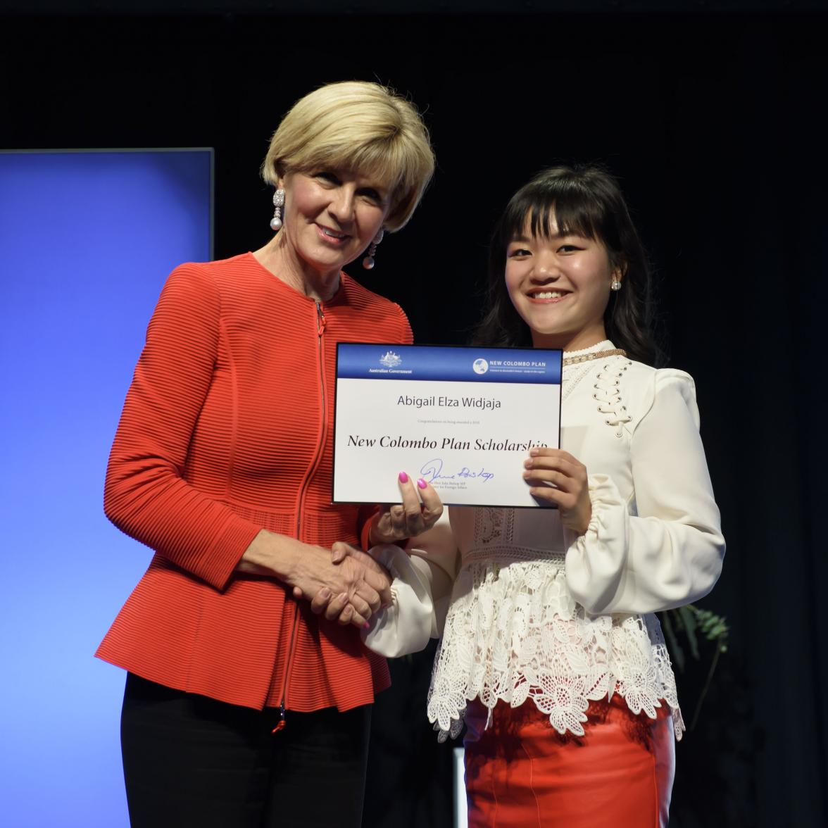 Foreign Minister Julie Bishop with Abigail Elza Widjaja, 2018 Republic of Korea Scholar, the University of Sydney