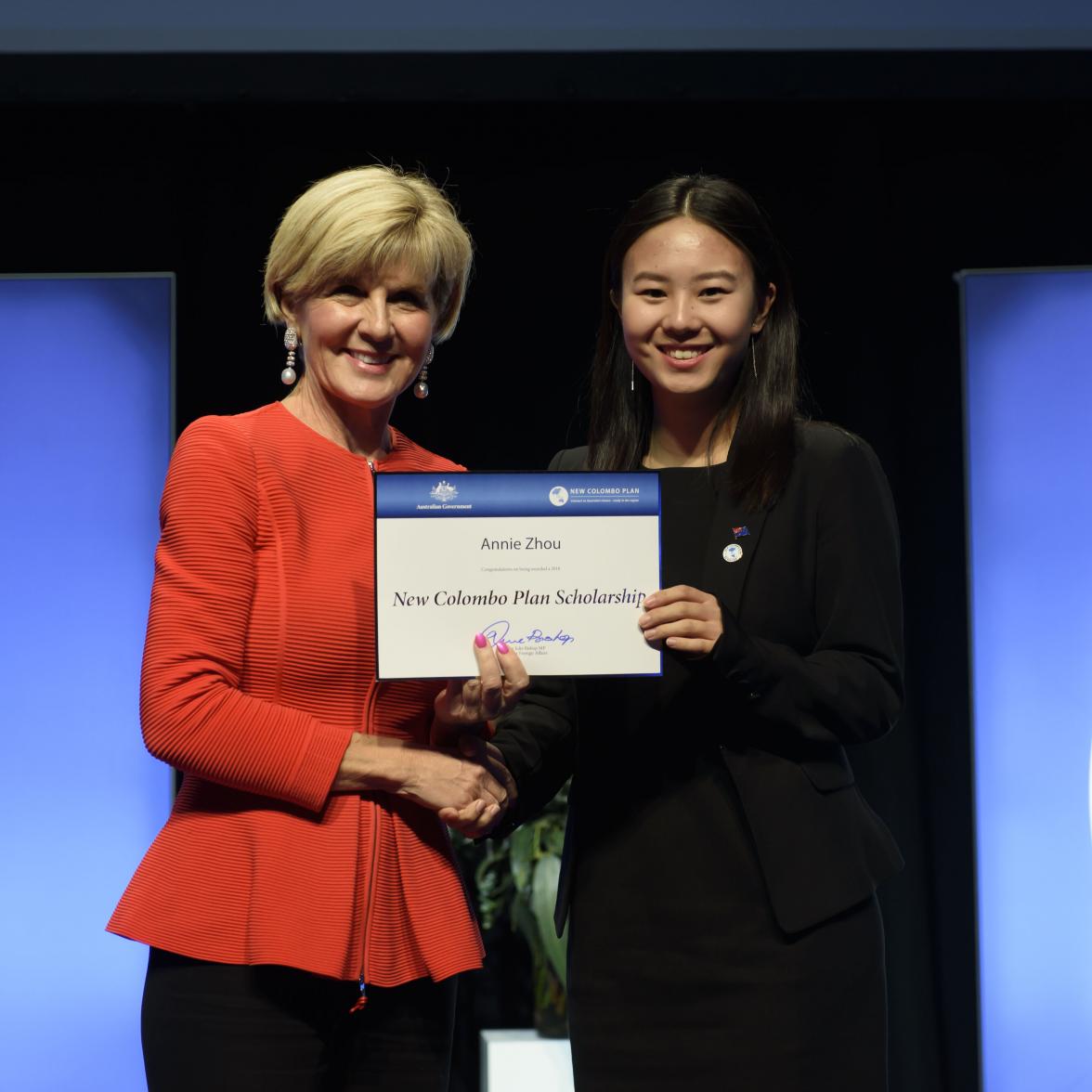 Foreign Minister Julie Bishop with Annie Zhou, 2018 Taiwan Scholar, Australian National University