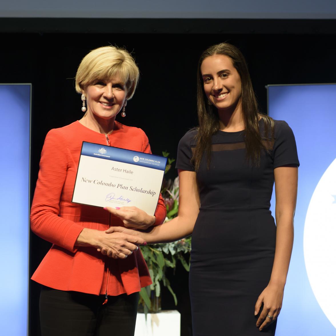 Foreign Minister Julie Bishop with Aster Haile, 2018 Indonesia Scholar, RMIT University