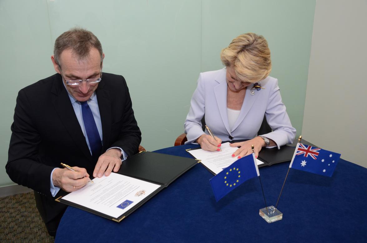 The Minister for Foreign Affairs of Australia, The Hon Julie Bishop MP and the European Commissioner for Development, Andris Piebalgs signing a declaration to enhance and broaden international development partnerships between Australia and the European Un