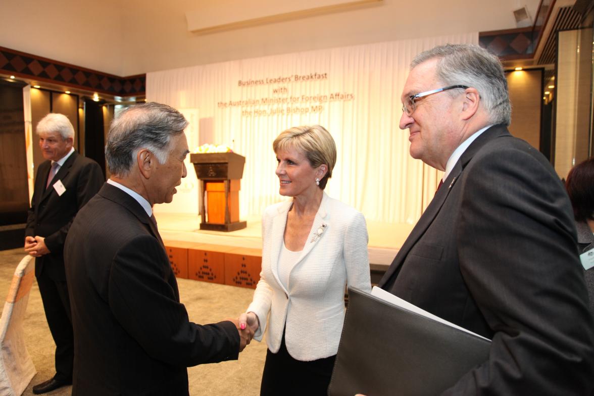 Foreign Minister Julie Bishop meets Mr Isara Vongkusolkit, chairman of Mitr Phol Sugar Corporation at a business breakfast for Australian and Thai businesses. 8 May 2015.