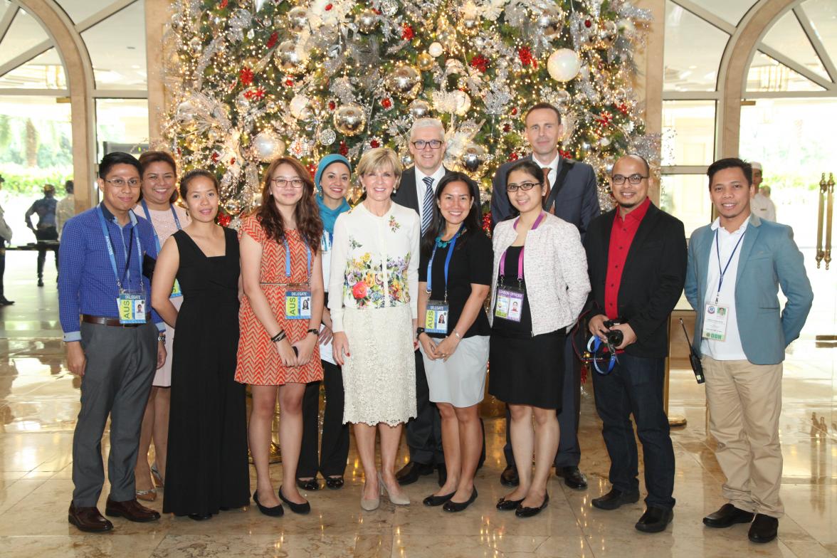 Foreign Minister Bishop with Embassy and APEC staff in Manila, 19 November 2015.  Photo by Mark Alvarez.