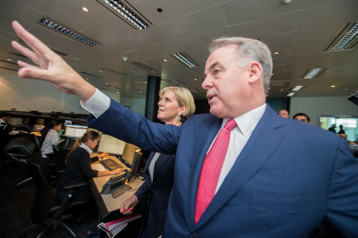 Etihad CEO James Hogan shows Foreign Minister Julie Bishop the Etihad Operations room.