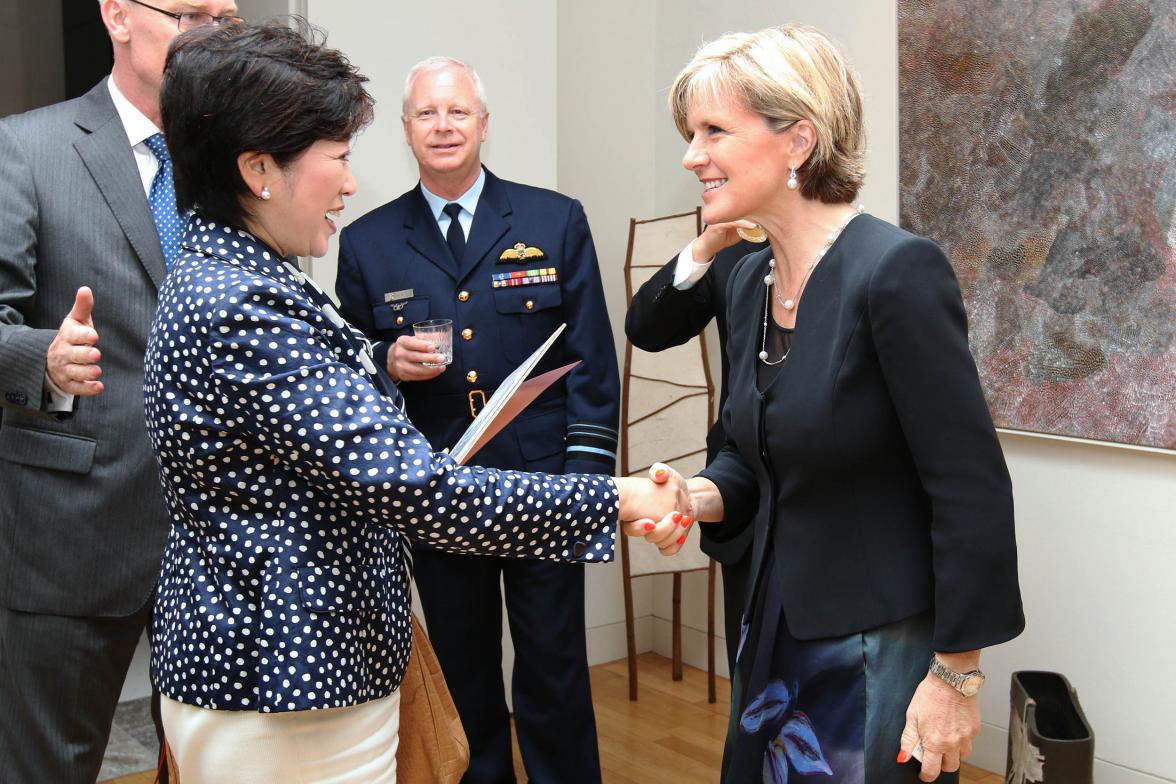 Foreign Minister Julie Bishop meets Ms Yuriko Koike (LDP Lower House Member) at a reception in Tokyo.