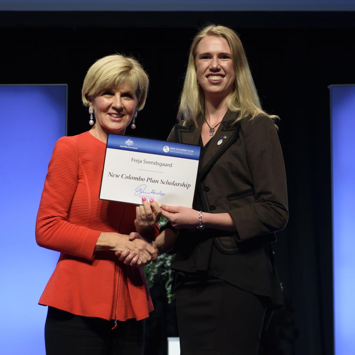 Foreign Minister Julie Bishop with Freja Svendsgaard, 2018 Fiji Scholar, University of Tasmania