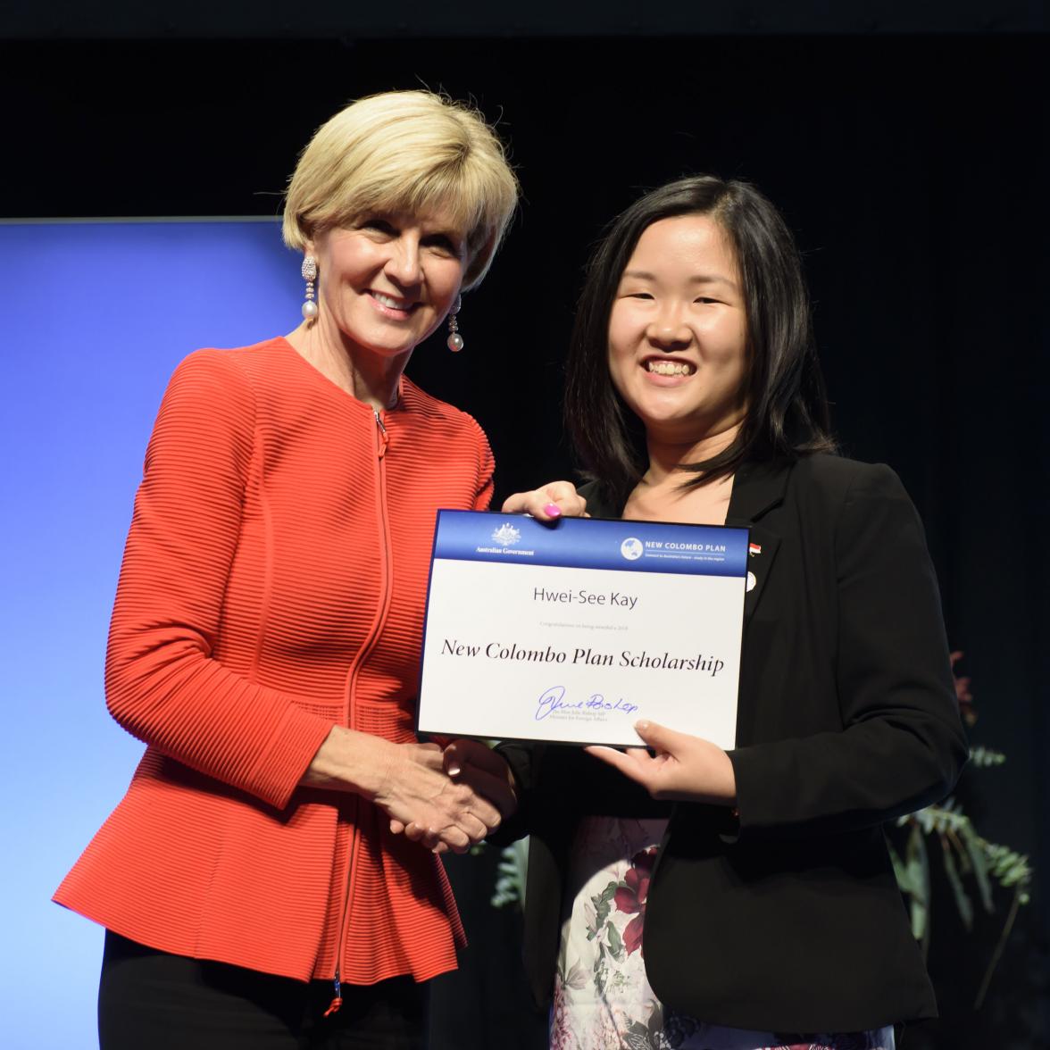 Foreign Minister Julie Bishop with Hwei-See Kay, 2018 Indonesia Scholar, University of Technology Sydney