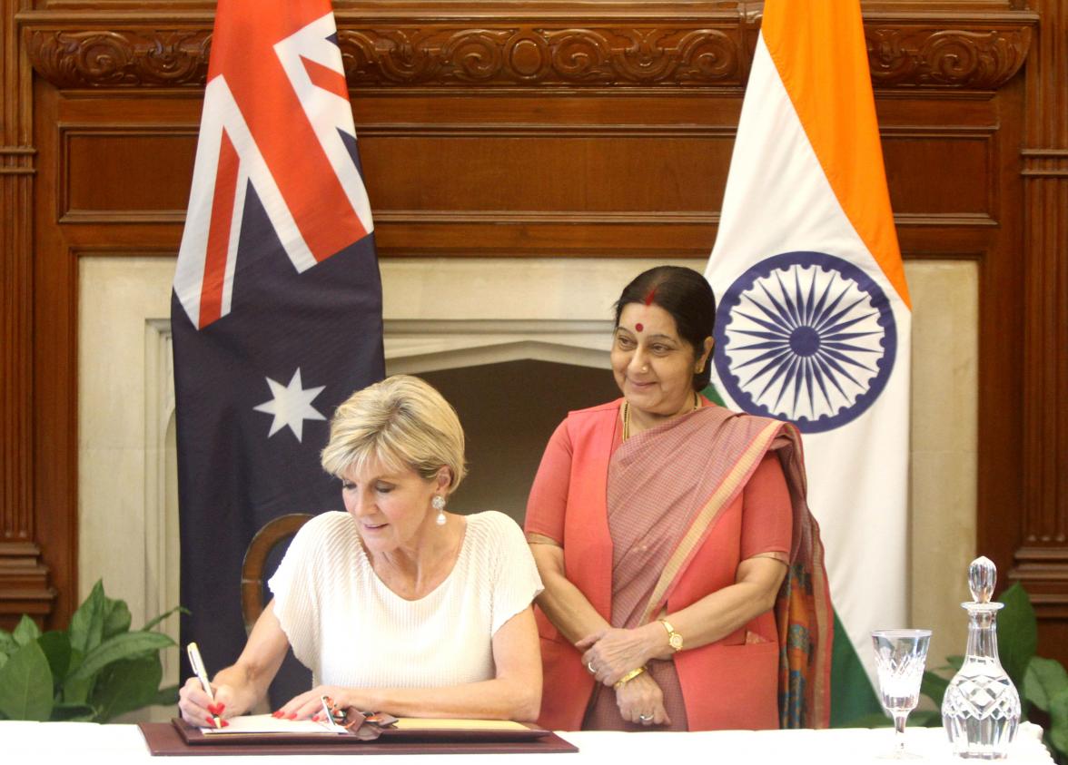 Foreign Minister Julie Bishop signing the International Solar Alliance framework agreement in the presence of India’s External Affairs Minister Sushma Swaraj, Delhi, 18 July 2017.