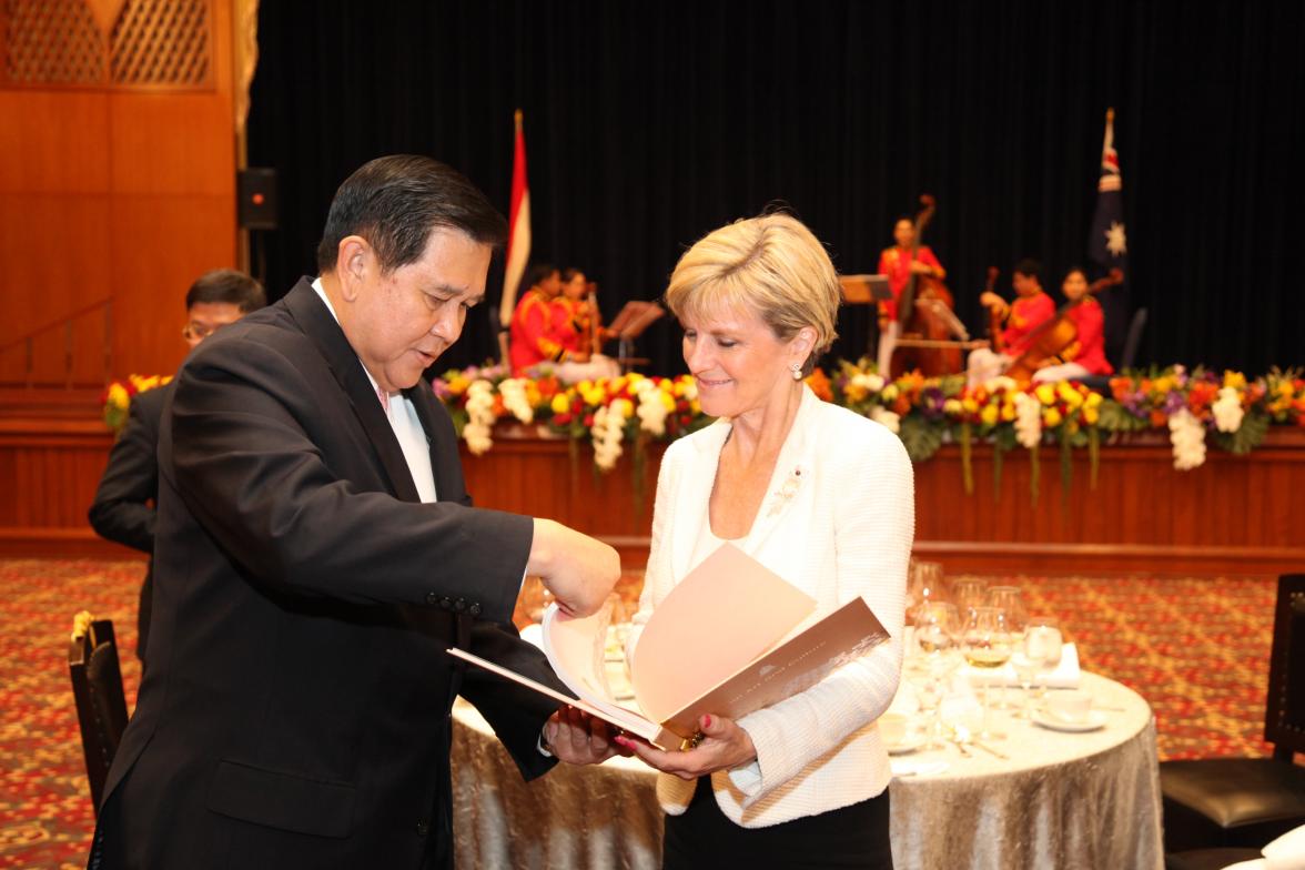 Foreign Minister Julie Bishop meets with Thai Deputy Prime Minister and Foreign Minister General Tanasak Patimapragorn.