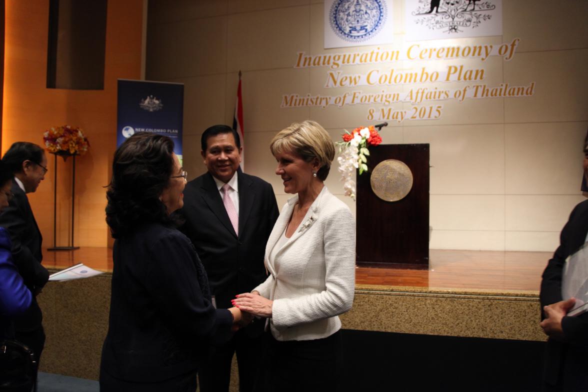 Foreign Minister Julie Bishop with Thai students and former Colombo Plan scholars at the launch of the New Colombo Plan in Thailand. 8 May 2015.