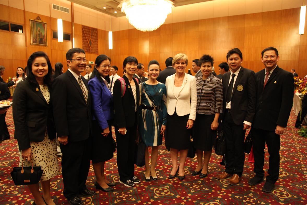 Foreign Minister Julie Bishop with Thai students and former Colombo Plan scholars at the launch of the New Colombo Plan in Thailand. 8 May 2015.