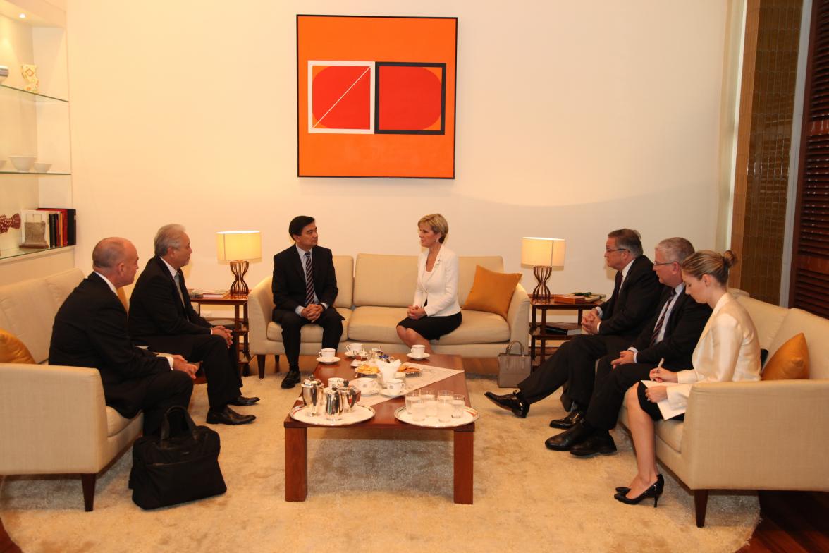 Foreign Minister Julie Bishop meets with former Thai Prime Minister and leader of the Democrat Party Mr Abhisit Vejjajiva in Bangkok. 8 May 2015.