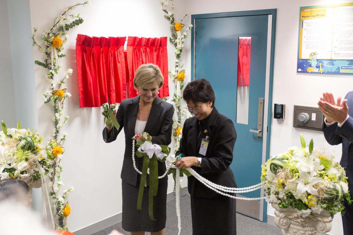 Foreign Minister Julie Bishop with Ms Siwaporn Chuasawad, Vice Governor of Phuket, cutting the ribbon to open the Australian Consulate-General in Phuket. Thailand, Phuket, 4 August 2017.