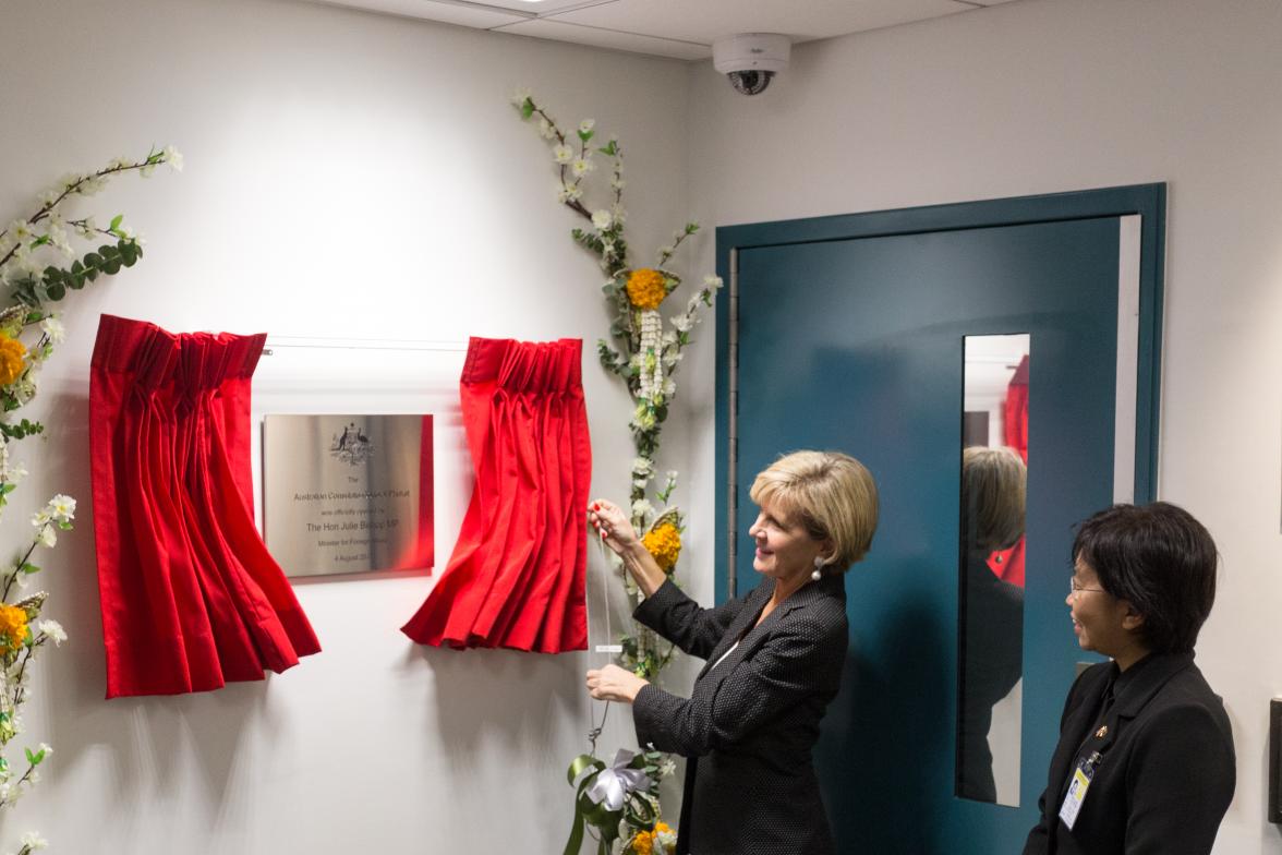 Foreign Minister Julie Bishop unveils the plaque at the Australian Consulate-General in Phuket. Thailand, Phuket, 4 August 2017.