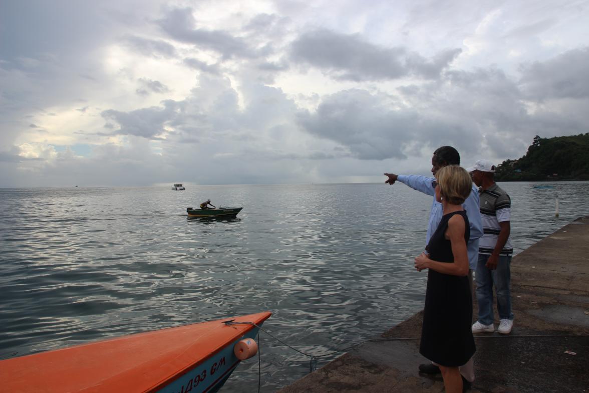 A Fisheries Officer points out the Grenada Marine Protected Area in St Georges’ Bay to Foreign Minister Julie Bishop, 3 July 2017.