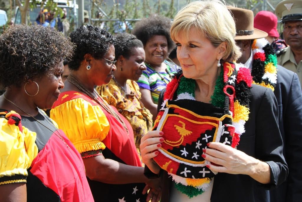 Foreign Minister Bishop meets Wapenamanda women community leaders.