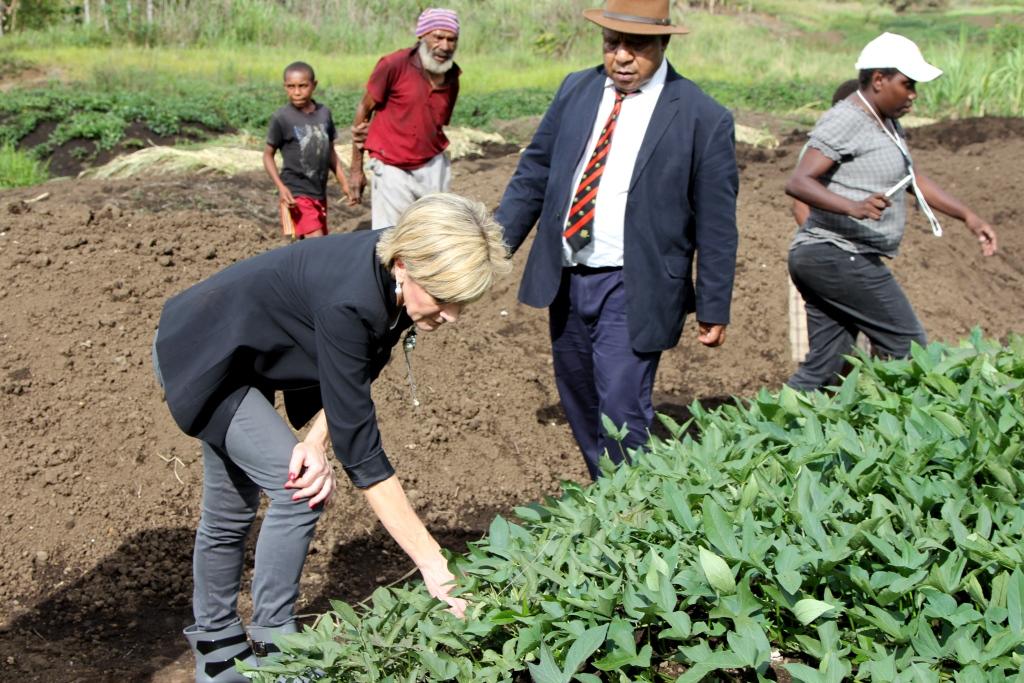 Foreign Minister Bishop visits drought affected gardens.