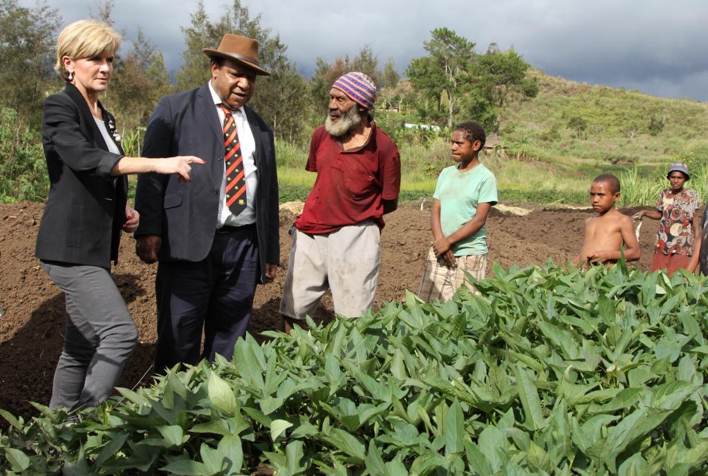 Foreign Minister Bishop visits drought affected gardens.