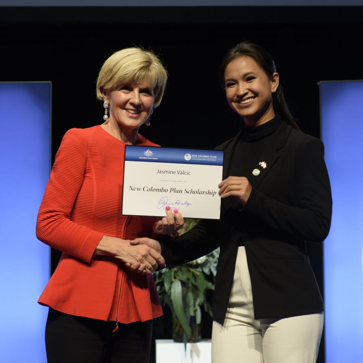 Foreign Minister Julie Bishop with Jasmine Valcic, 2018 Thailand Fellow, Bond University Limited