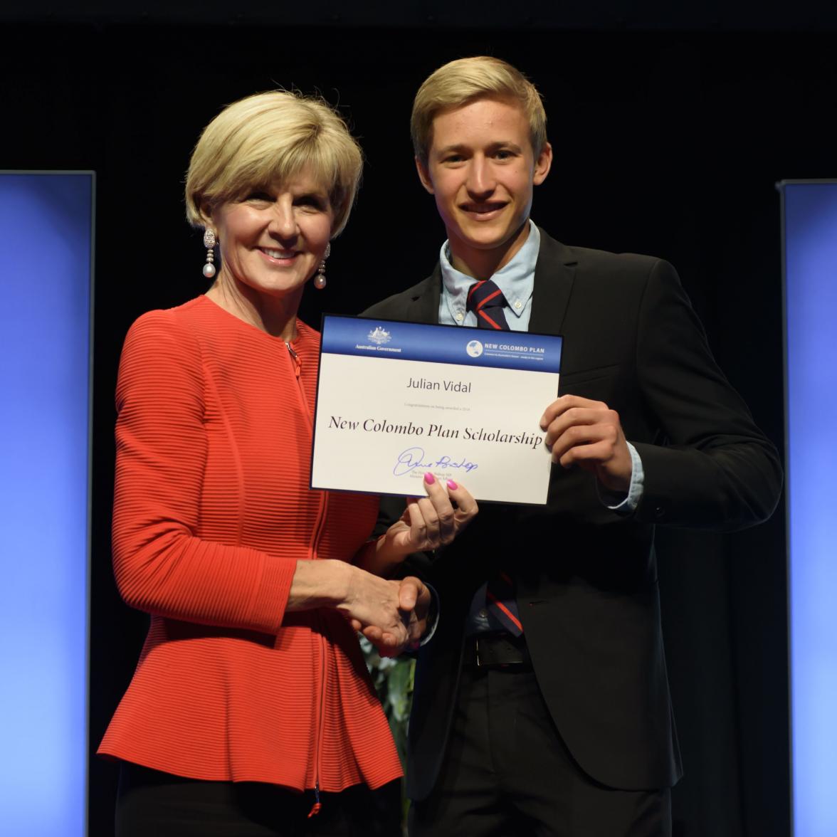 Foreign Minister Julie Bishop with Julian Vidal, 2018 Japan Scholar, the University of Sydney