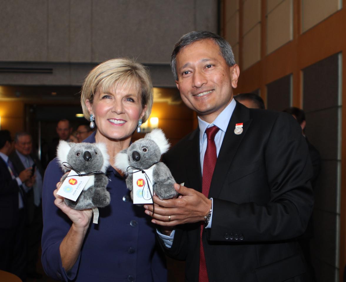 Foreign Minister Julie Bishop with Singapore Foreign Minister Vivian Balakrishnan in Manila, 6 August 2017.